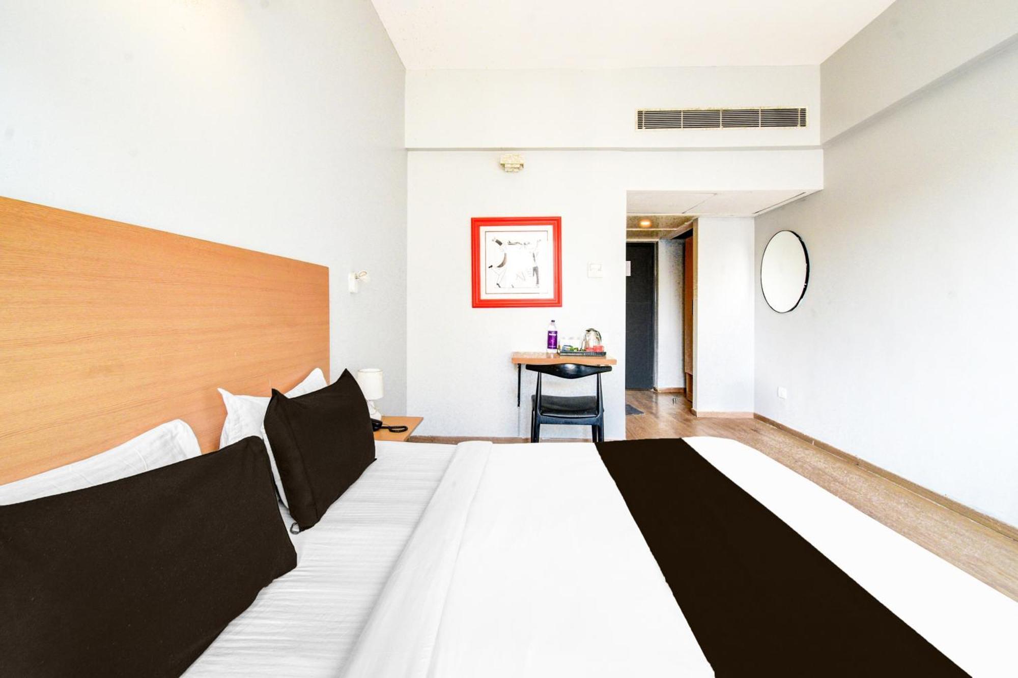 Super Townhouse Lakdikapul Hotel Hyderabad Bagian luar foto