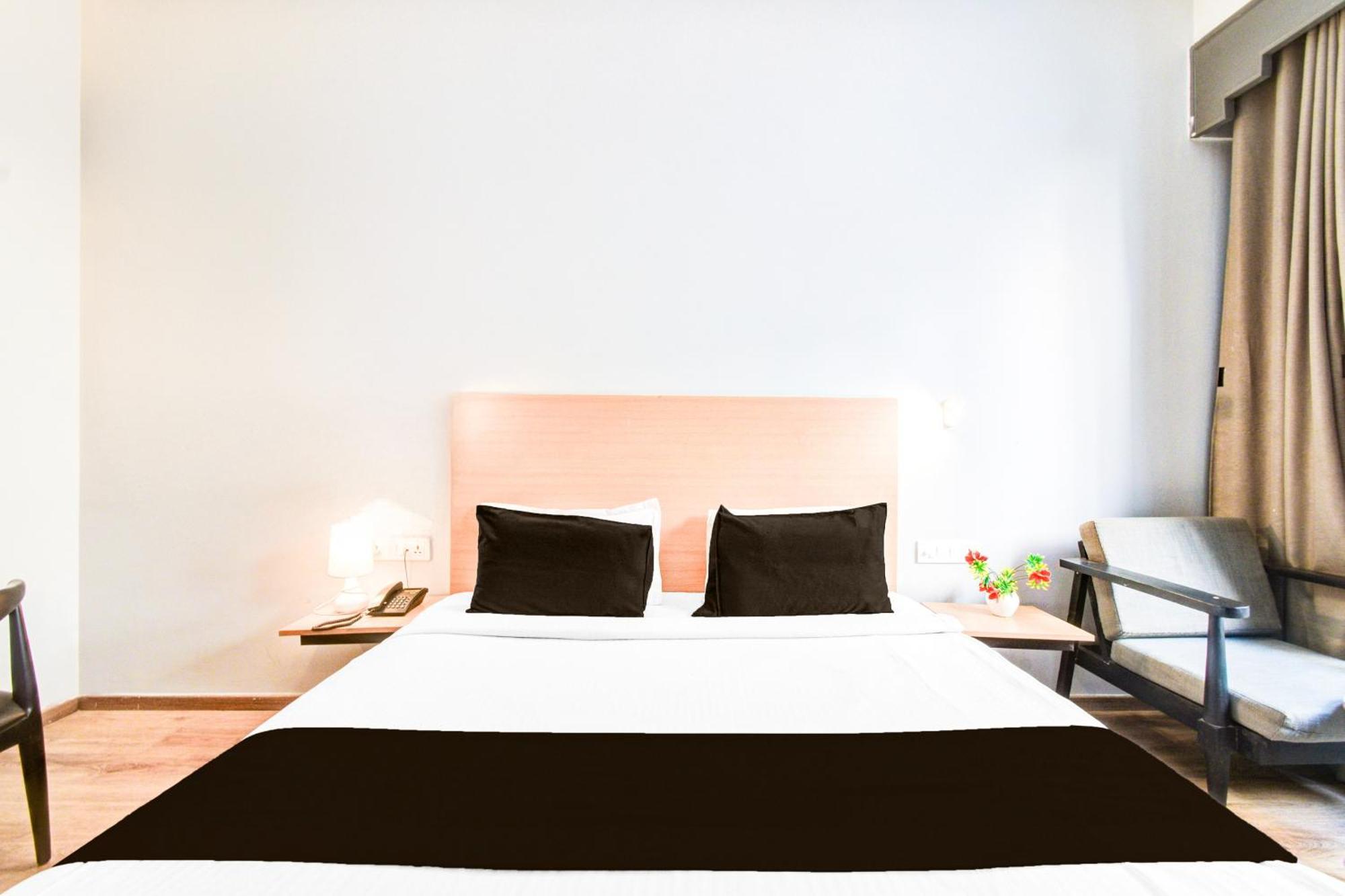 Super Townhouse Lakdikapul Hotel Hyderabad Bagian luar foto
