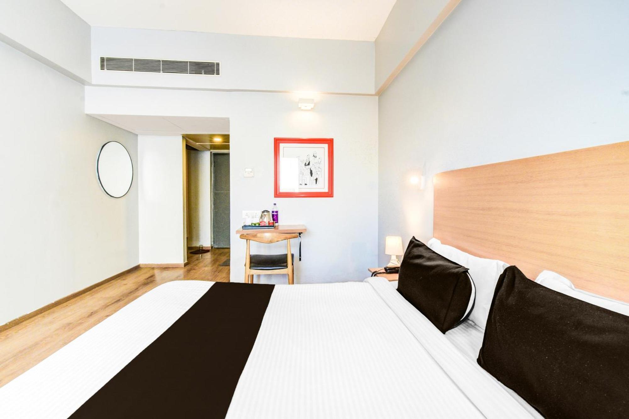 Super Townhouse Lakdikapul Hotel Hyderabad Bagian luar foto